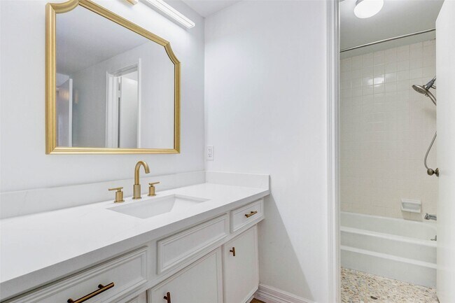 Building Photo - 10720 Briar Forest Dr