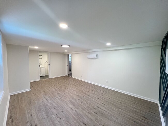 Building Photo - SEE IT NOW: Charming Renovated Bungalow in...
