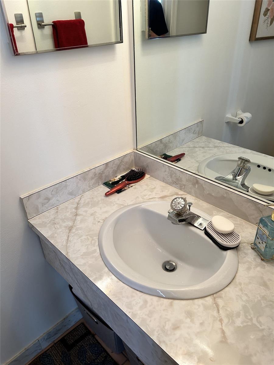 Building Photo - 3121 N Palm Aire Dr