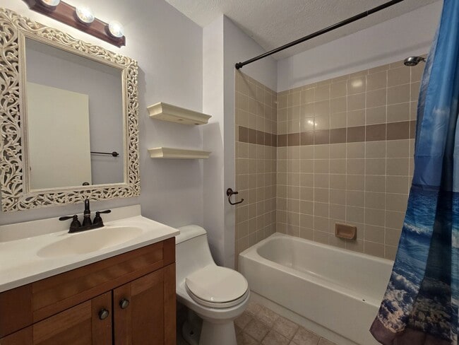 Building Photo - Centrally Located Quiet 2nd Story Condo unfurnished