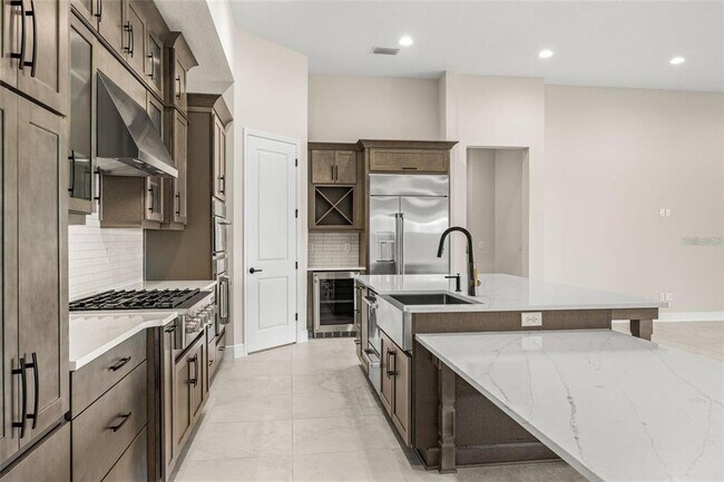 Building Photo - 1953 Arching Br