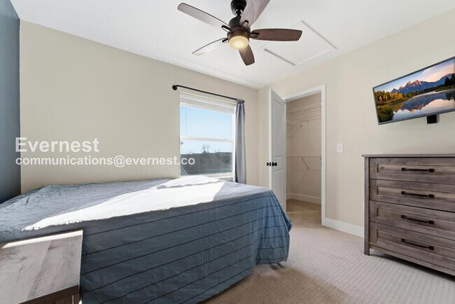 Building Photo - 4 Bed/3 Bath Townhome with Fenced Yard & Garage / Available Now!
