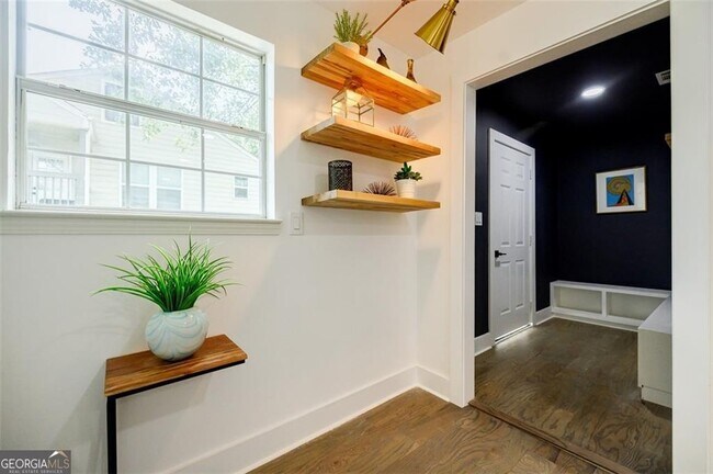 Building Photo - 2749 Memorial Dr SE