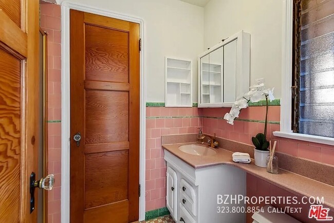 Building Photo - Charming Duplex in McCarthy Circle – Class...