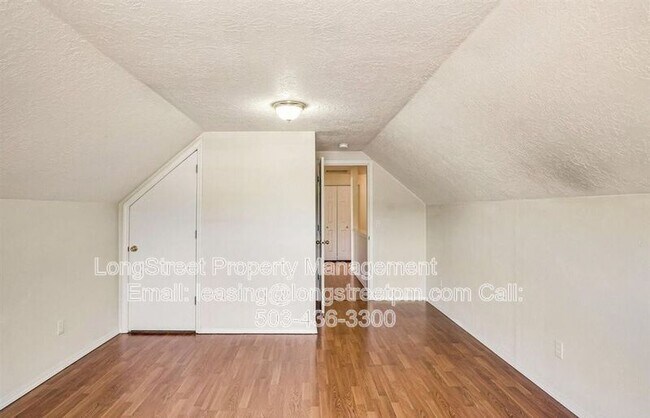 Building Photo - 332 NE Carmen Pl