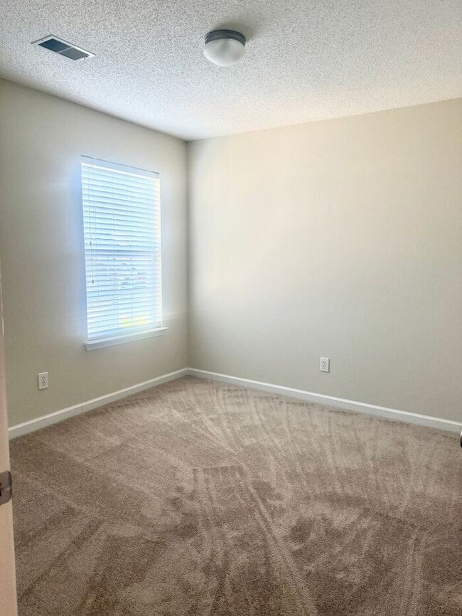 Building Photo - Lexington-Offering Self Guided Tour with R...