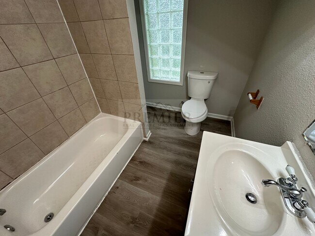 Building Photo - 2411 S Sterling Ave