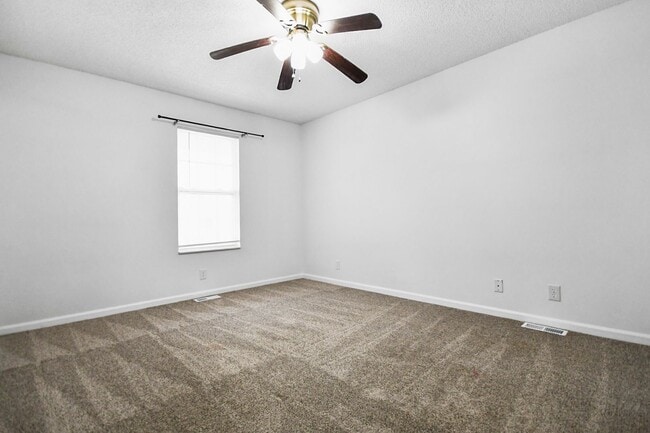 Building Photo - Pet Friendly Three Bedroom!