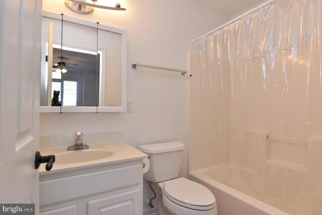 Building Photo - 117 Lakeside Dr