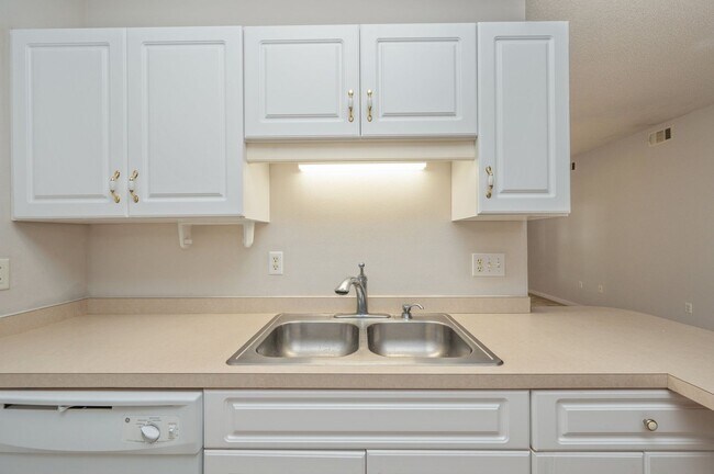 Building Photo - First Floor - The Oaks Unit!