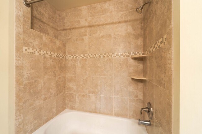 Building Photo - Stunning Centreville Townhome With Excellent Commuter Access