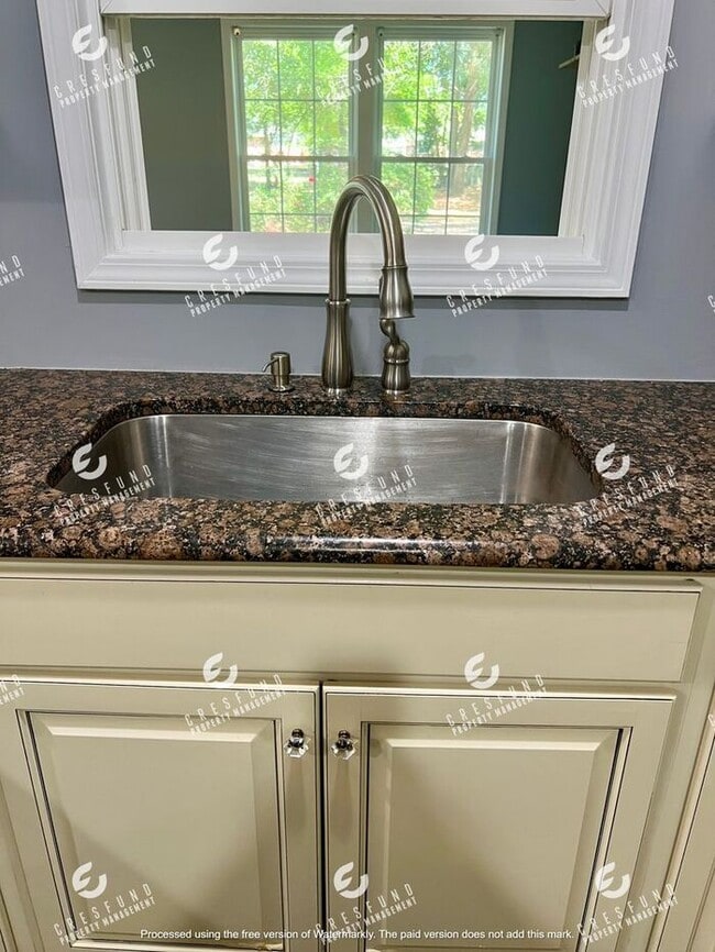 Building Photo - Spacious 3 Bedroom, 2 Bath - AVAILABLE NOW!