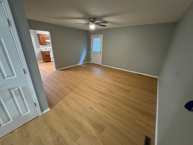 Building Photo - 3 bedroom 2 bathroom updated home in Sprin...