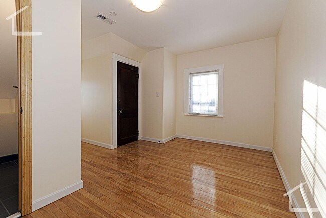 Building Photo - Nicely renovated 3 bed 3.5 bath in Brighton Center!!!