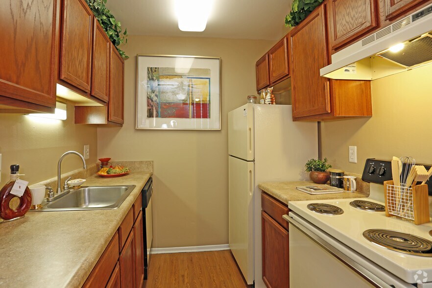 Round Hill Apartments 7035 Round Hill Dr Waterford MI 48327