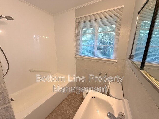 Building Photo - 5530 Radford Ave