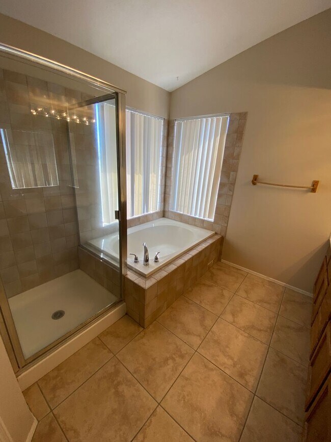 Building Photo - 3 Bedroom 2.5 Bathroom with a Pool in Garden Lakes