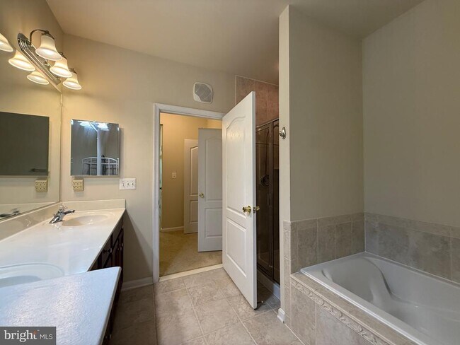 Building Photo - 9720 Holmes Pl