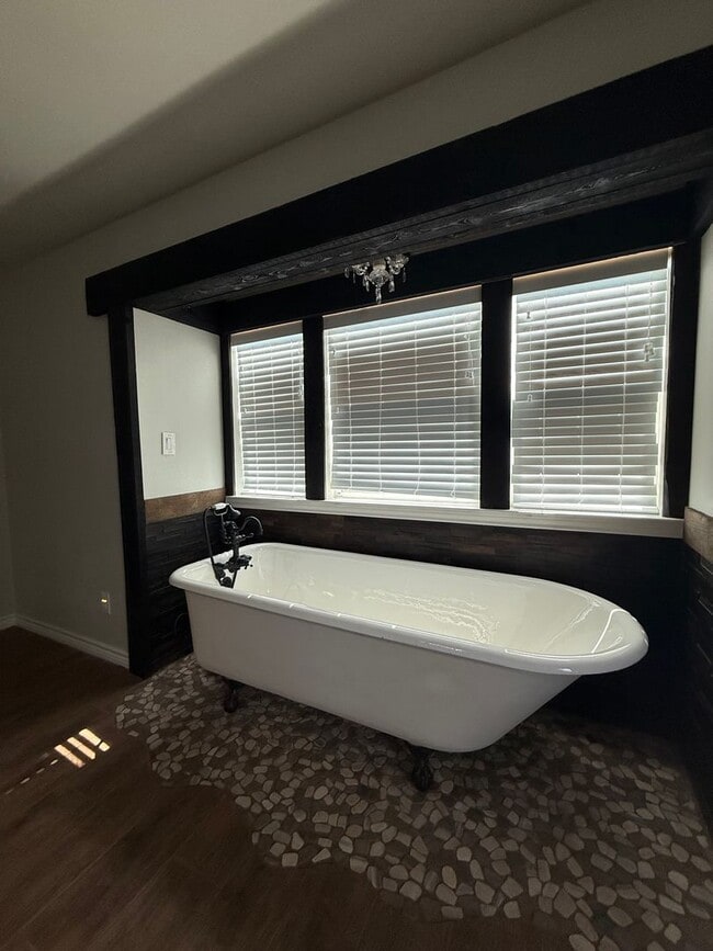 Building Photo - Beautiful modern farmhouse with 5 bedrooms...