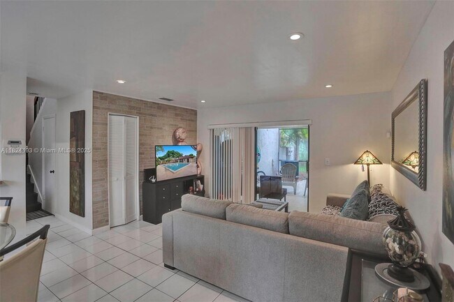 Building Photo - 10540 SW 154th Ct