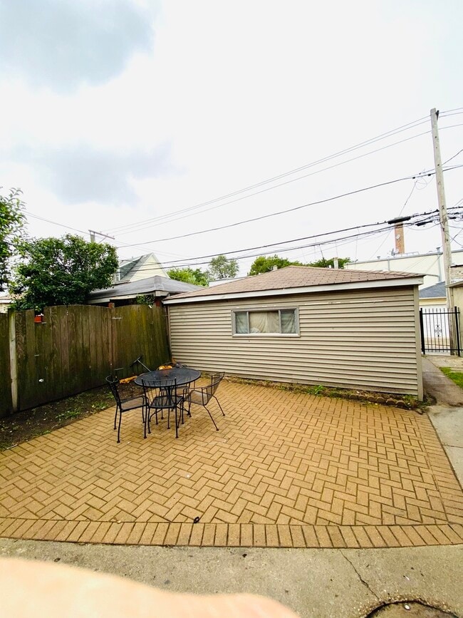 Building Photo - 5041 W Dickens Ave