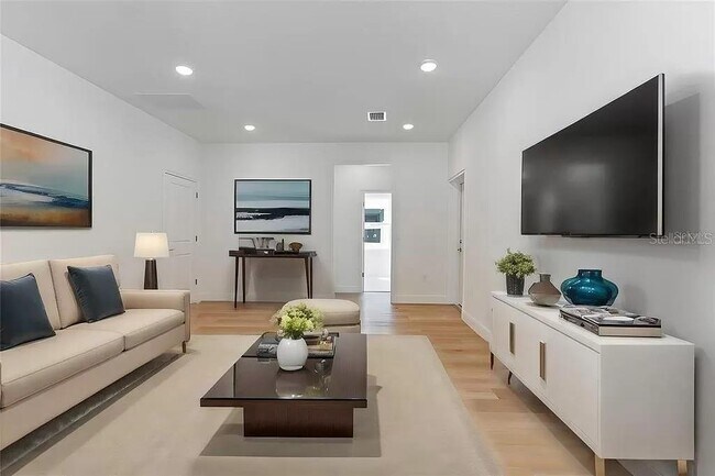 Building Photo - 2717 Alamo Dr