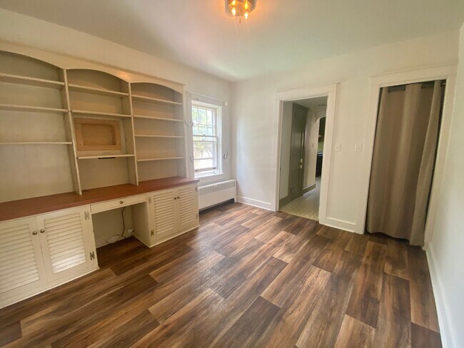 Building Photo - Amazing Cap Cod with 2 BR/ 1.5 BA and Bonu...