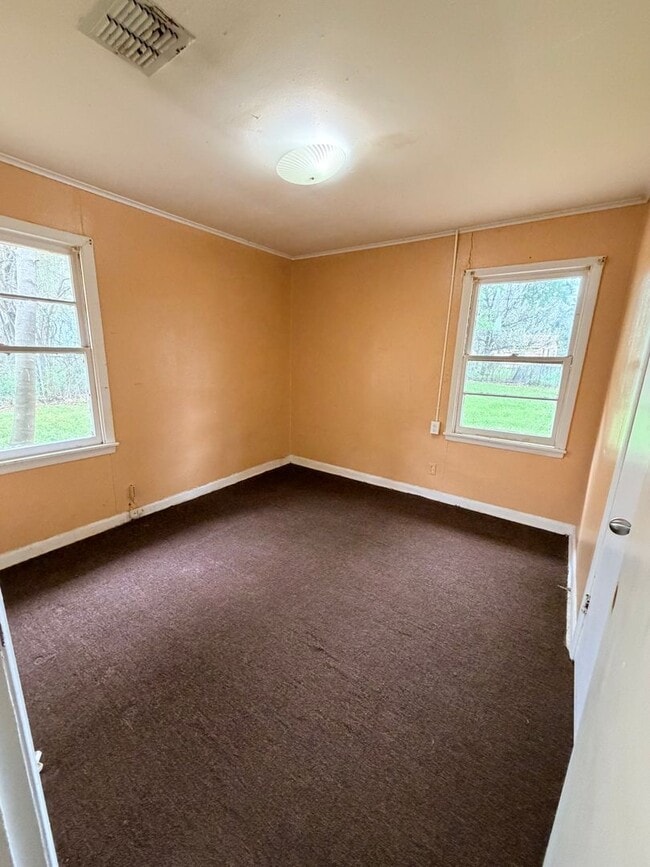 Building Photo - Spacious 3 Bedroom Home