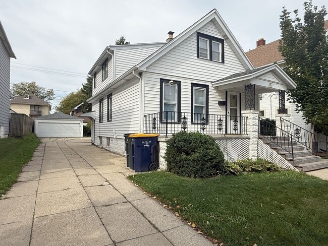 Building Photo - Private 4 bedroom home in West Allis