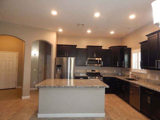 Building Photo - 3 bedrooms over 2200 Square Feet - Single Story-Marana