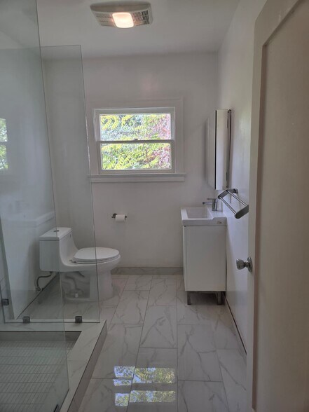 Second Bathroom - 1009 Havenhurst Dr