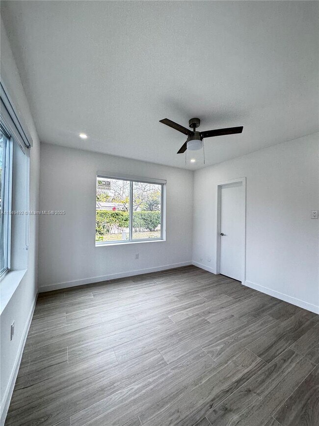 Building Photo - 2855 Royal Palm Ave