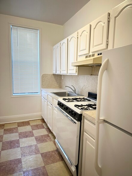 Primary Photo - 2545 32nd St