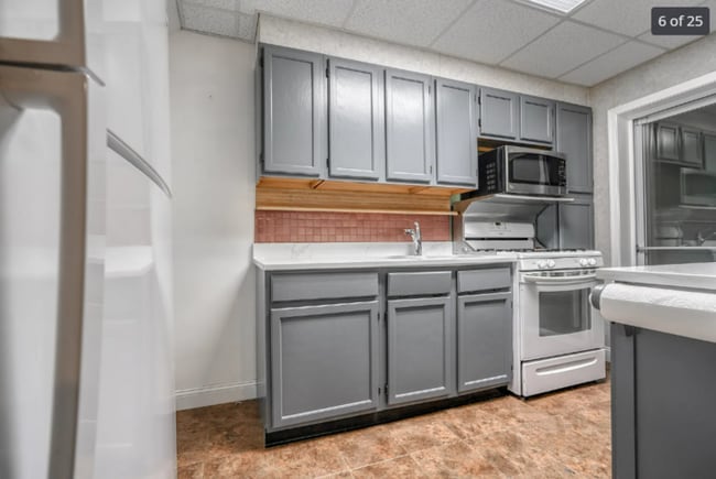 Building Photo - 3 Bedroom with Huge Rear yard