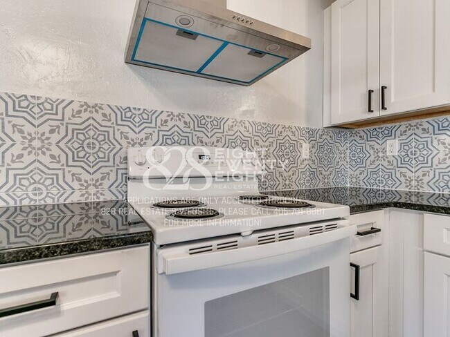 Building Photo - *AVAILABLE NOW!* 2 Bed/2 Bath Duplex Close to Campus Corner!
