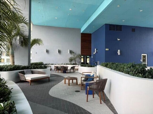 Building Photo - 1300 Brickell Bay Dr