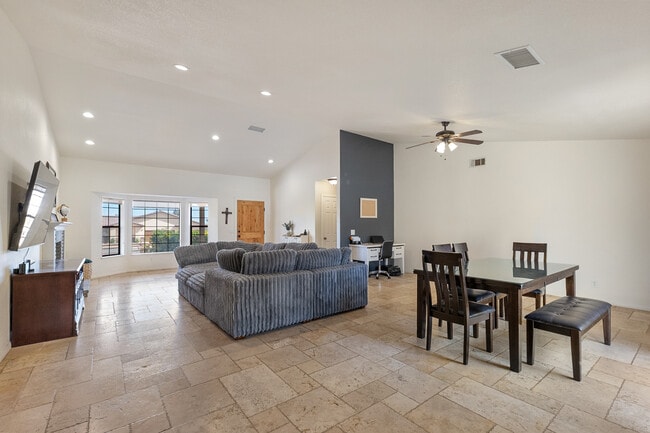 Building Photo - 57731 San Tropeze Dr