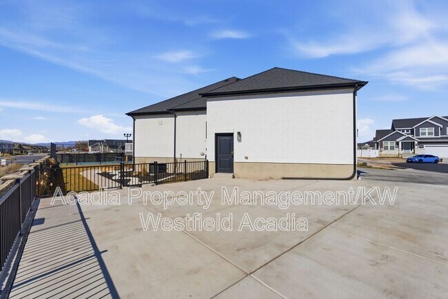 Building Photo - 1437 W Valley Dr
