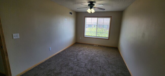 Building Photo - Rare 3 bedroom, 2.5 bathroom rental home w...