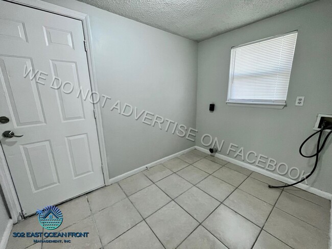 Building Photo - Adorable, fully renovated 3 bedroom / 1 ba...