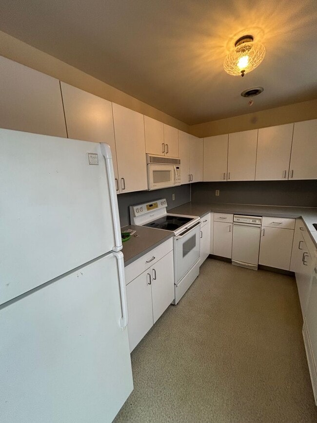 Building Photo - Delightful Town House Three-bedroom, Two-bathroom with a Large Bonus Room in East Stroudsburg