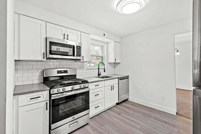 Building Photo - AVAILABLE JULY 1ST! UPDATED 3-bedroom!!