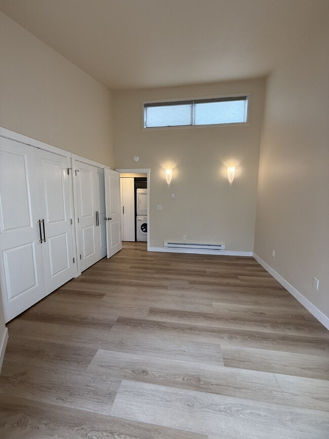 Building Photo - Fully Remodeled Bellevue Condo Available Now!