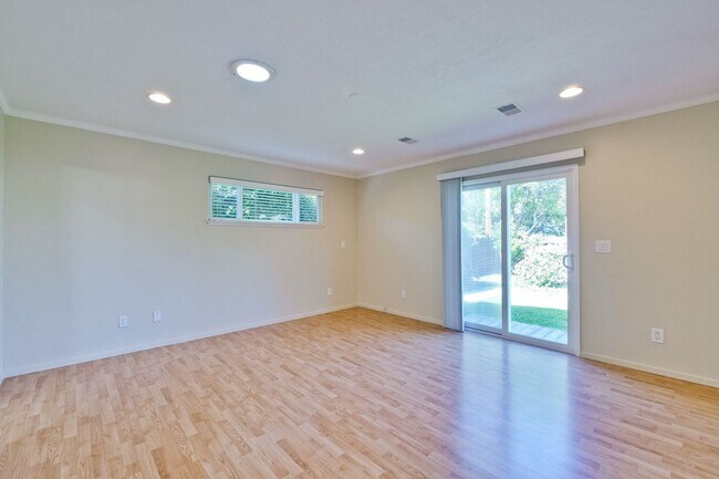 Building Photo - Excellent 4 bed 2.5 Bath Single Family Home!
