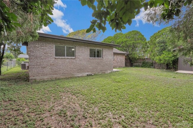Building Photo - 1307 E Helmer St
