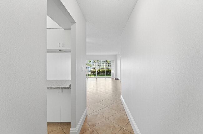 Building Photo - 1427 E Hillsboro Blvd