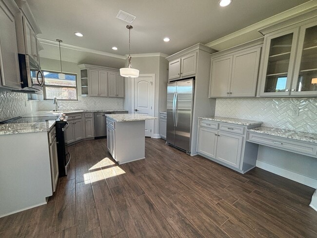 Building Photo - Like new.. GORGEOUS TIBURON BEAUTY.. Close to Barksdale Air Force Base.