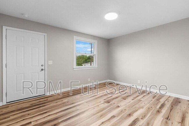 Building Photo - 895a W Sharpe Ave