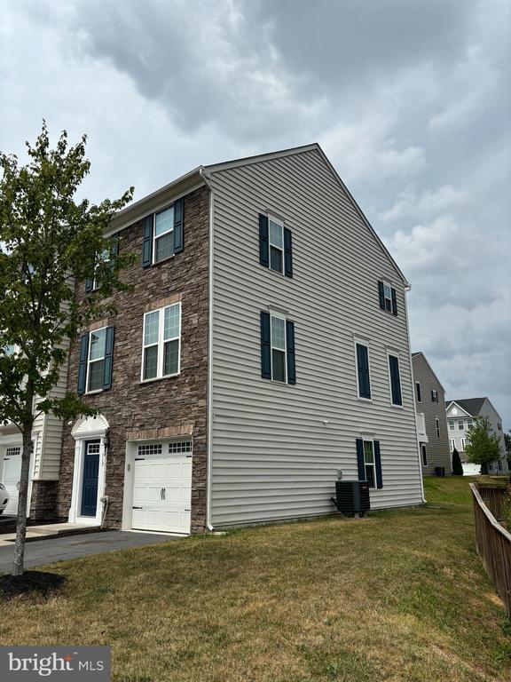 Building Photo - 115 Chamomile Ct