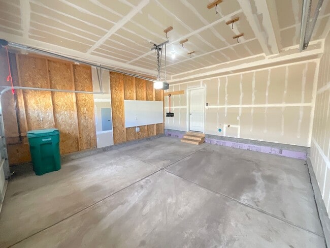 Building Photo - 3 Bedroom Townhome Available Near S Union Blvd & Monterey Rd!